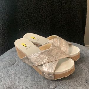 Volatile sandals